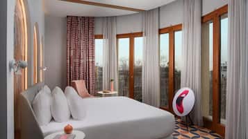 Luxe beddengoed, een minibar, een kluis op de kamer, een bureau