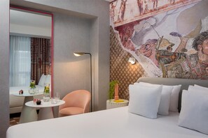 Sengetøy av topp kvalitet, minibar, safe på rommet og skrivebord