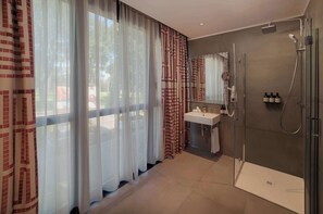 Rainfall showerhead, eco-friendly toiletries, hair dryer, bidet - nhow Roma Vittorio Veneto (Rome)