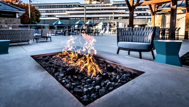 A fire pit with seating and umbrellas in an outdoor area. - Marriott Lexington Griffin Gate Golf Resort & Spa (Lexington)