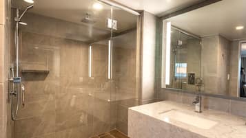 Deep soaking tub, hydromassage showerhead, free toiletries, hair dryer