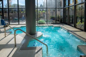 Una piscina techada, una piscina al aire libre de temporada