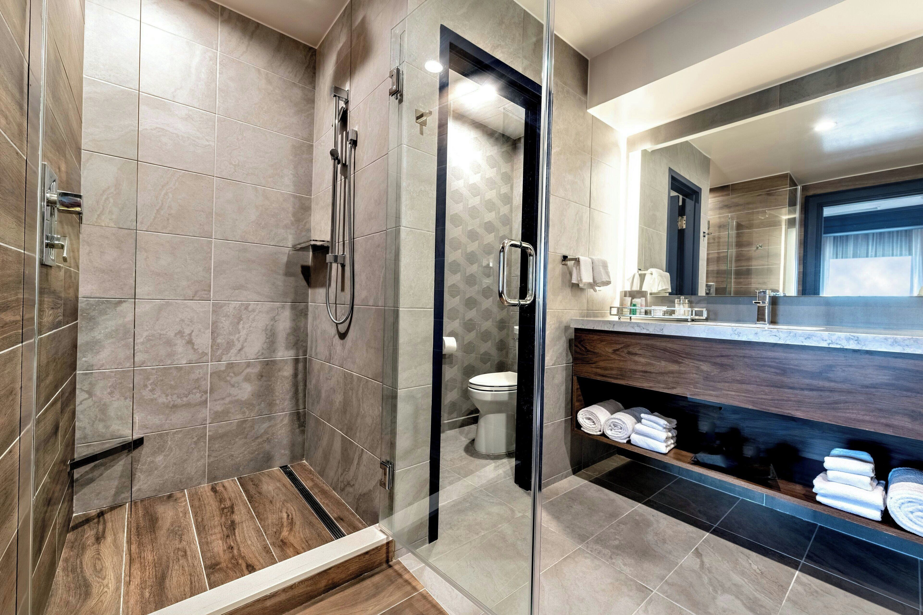 Komfortbadewanne, Hydromassagedusche, kostenlose Toilettenartikel