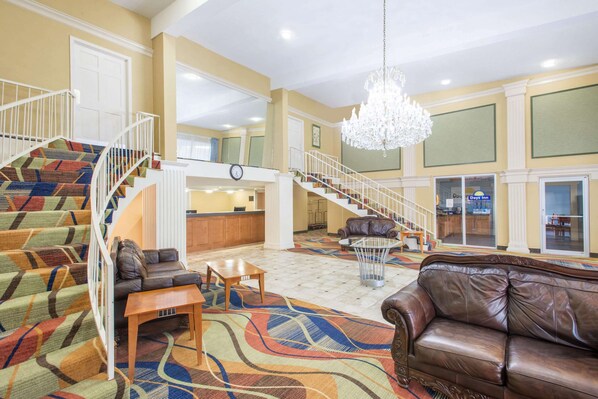 Lobby - Days Inn by Wyndham Roanoke/Hollins Near I-81 (Roanoke)