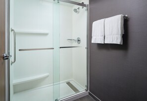 Combined shower/tub, free toiletries, hair dryer, towels - Courtyard by Marriott Columbus Worthington (Columbus)