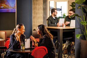 Bar (on property) - ibis London Greenwich (London)