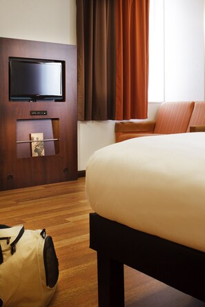 Double Room, 1 Double Bed | In-room safe, desk, soundproofing, iron/ironing board