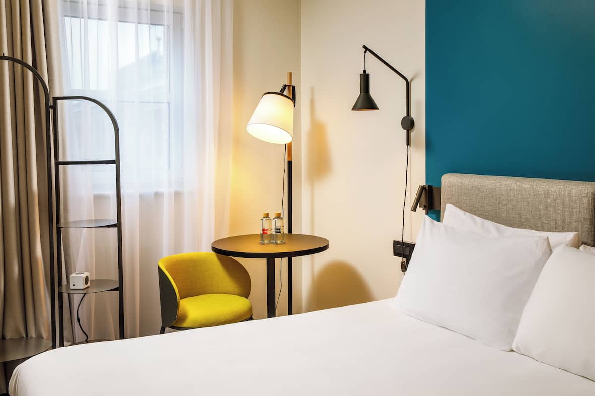 高级房, 1 张双人床 | 客房内保险箱、办公桌、隔音、熨斗/熨板