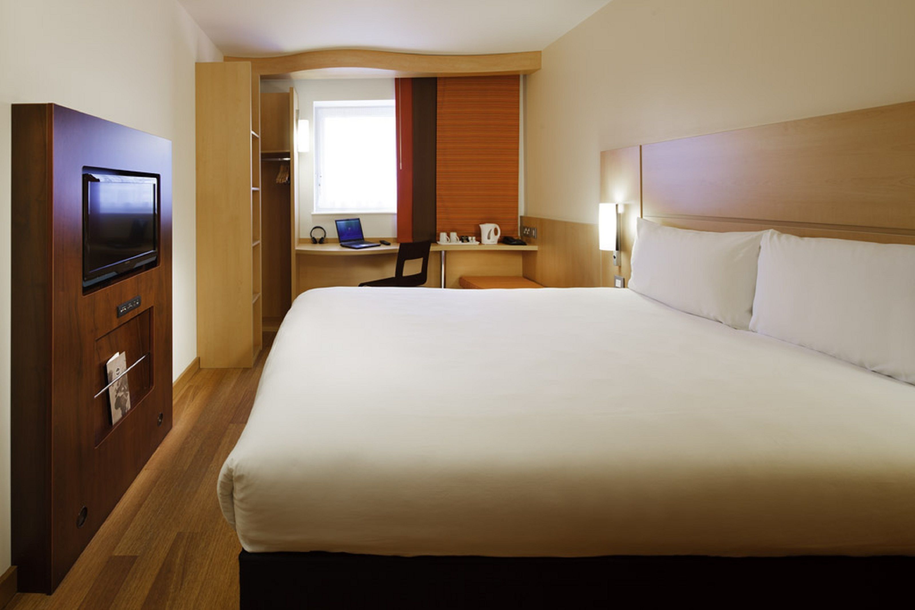 double room, 1 double bed | in-room safe, desk, soundproofing, iron/ironing board