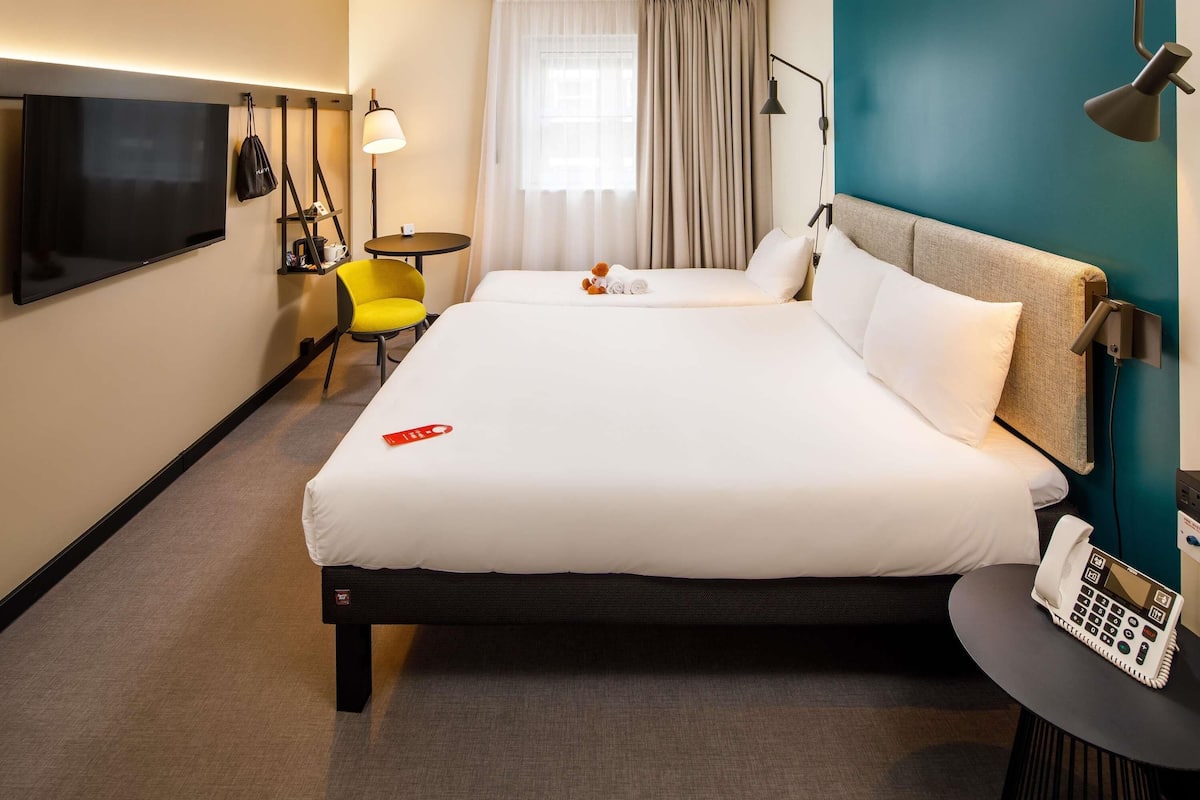 Perhehuone, 1 parisänky ja vuodesohva | Tallelokero huoneessa, työpöytä, äänieristys, silitysrauta/-lauta