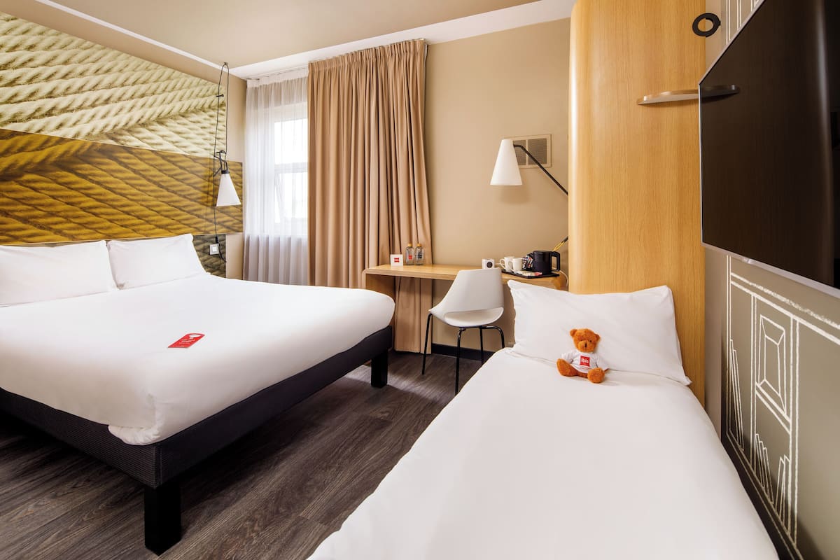 家庭房 (Sweet Room by Ibis) | 客房内保险箱、办公桌、隔音、熨斗/熨板