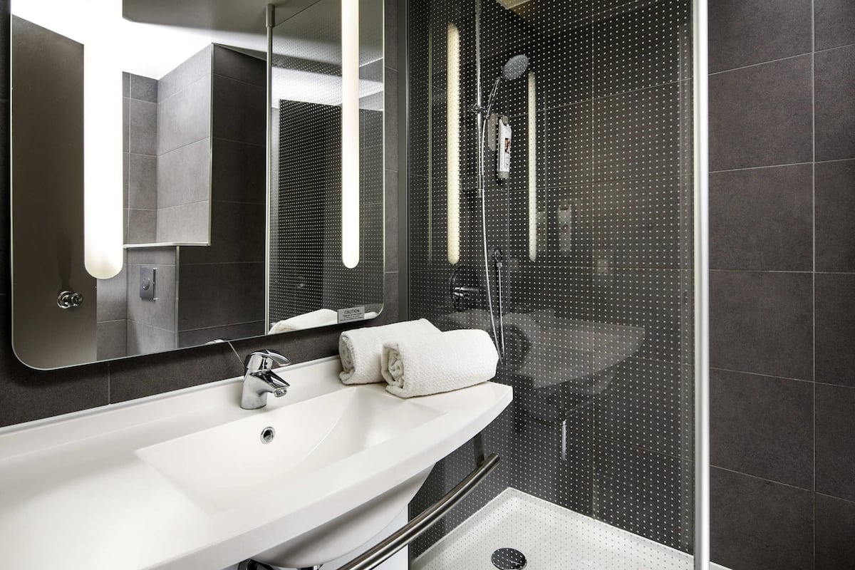 Zimmersafe, Schreibtisch, schallisolierte Zimmer, Bügeleisen/Bügelbrett