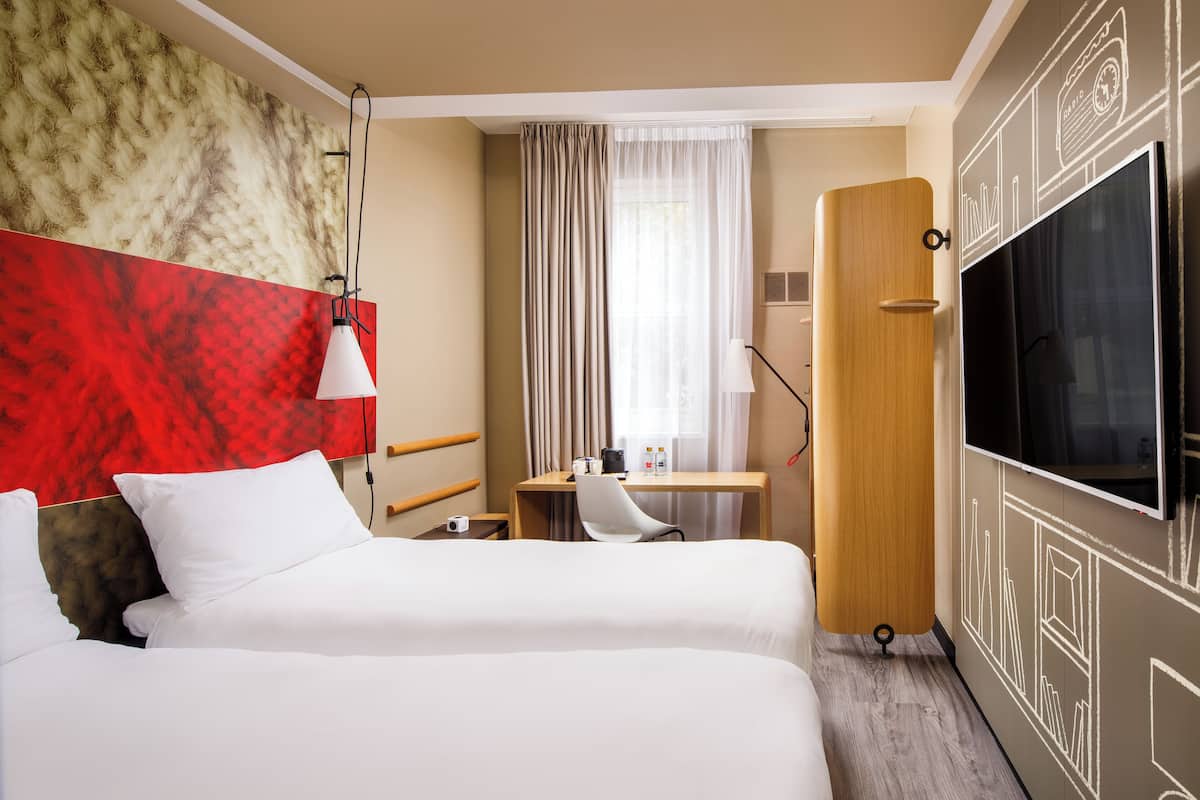 客房内保险箱、办公桌、隔音、熨斗/熨板