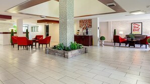 Lobby lounge - Red Roof Inn PLUS+ Wichita East (Wichita)
