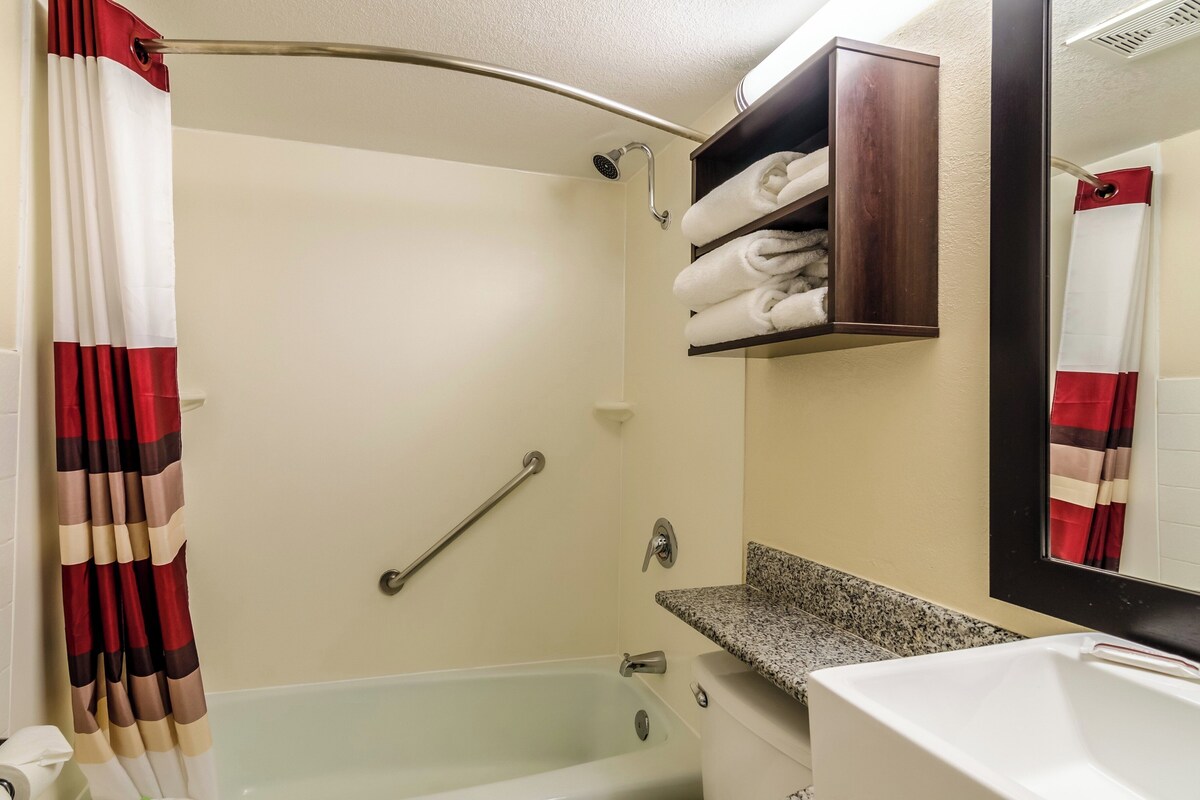 Combined shower/tub, free toiletries, hair dryer, towels