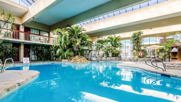 Innenpool, geöffnet von 09:00 Uhr bis 21:00 Uhr, Sonnenschirme