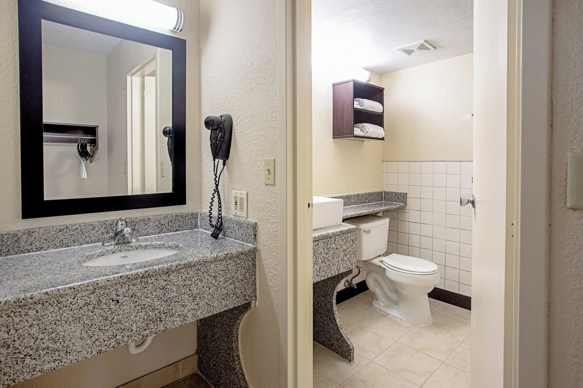 Combined shower/tub, free toiletries, hair dryer, towels