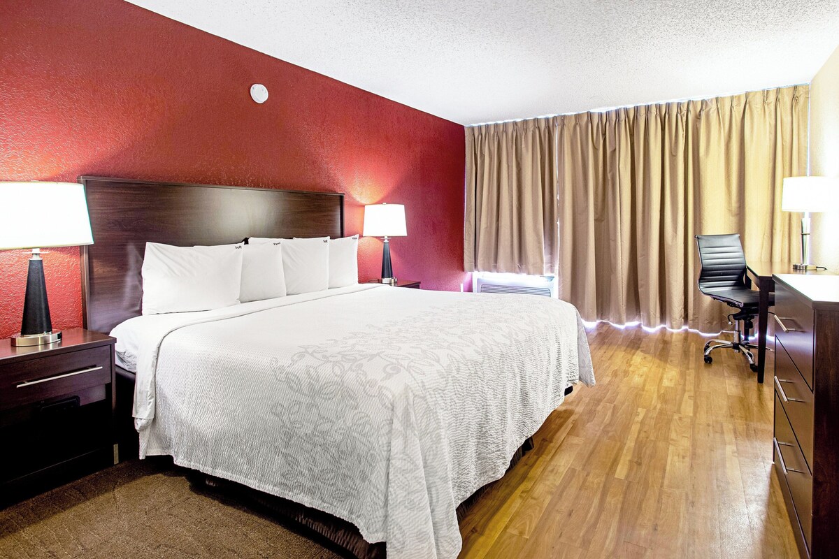 Deluxe Room, 1 King Bed, Poolside (Smoke Free) | Desk, laptop workspace, blackout drapes, iron/ironing board
