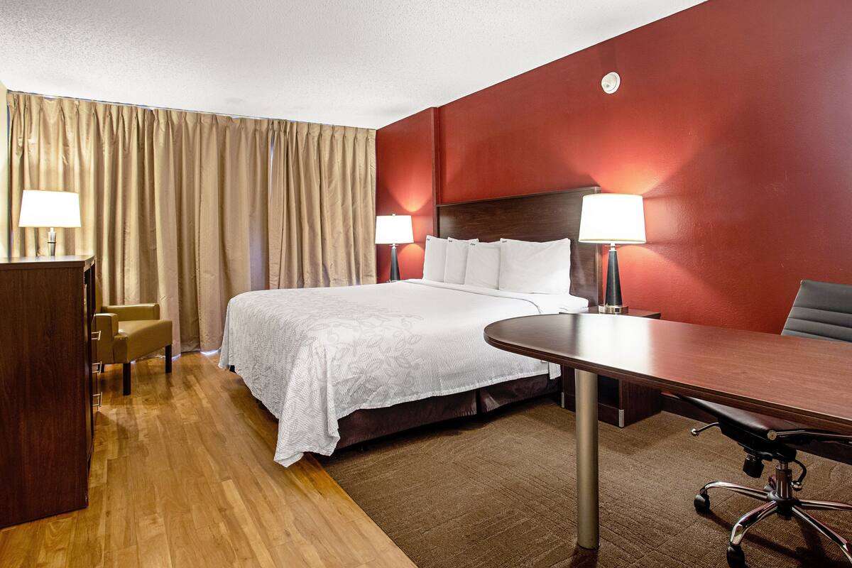 Superior Room, 1 King Bed (Smoke Free) | Desk, laptop workspace, blackout drapes, iron/ironing board