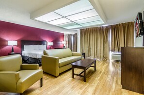 Escritorio, espacio para trabajar con un portátil, cortinas opacas