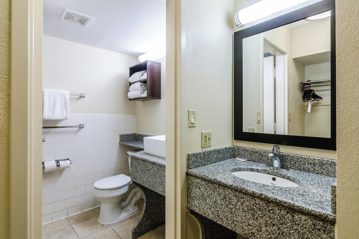 Combined shower/tub, free toiletries, hair dryer, towels