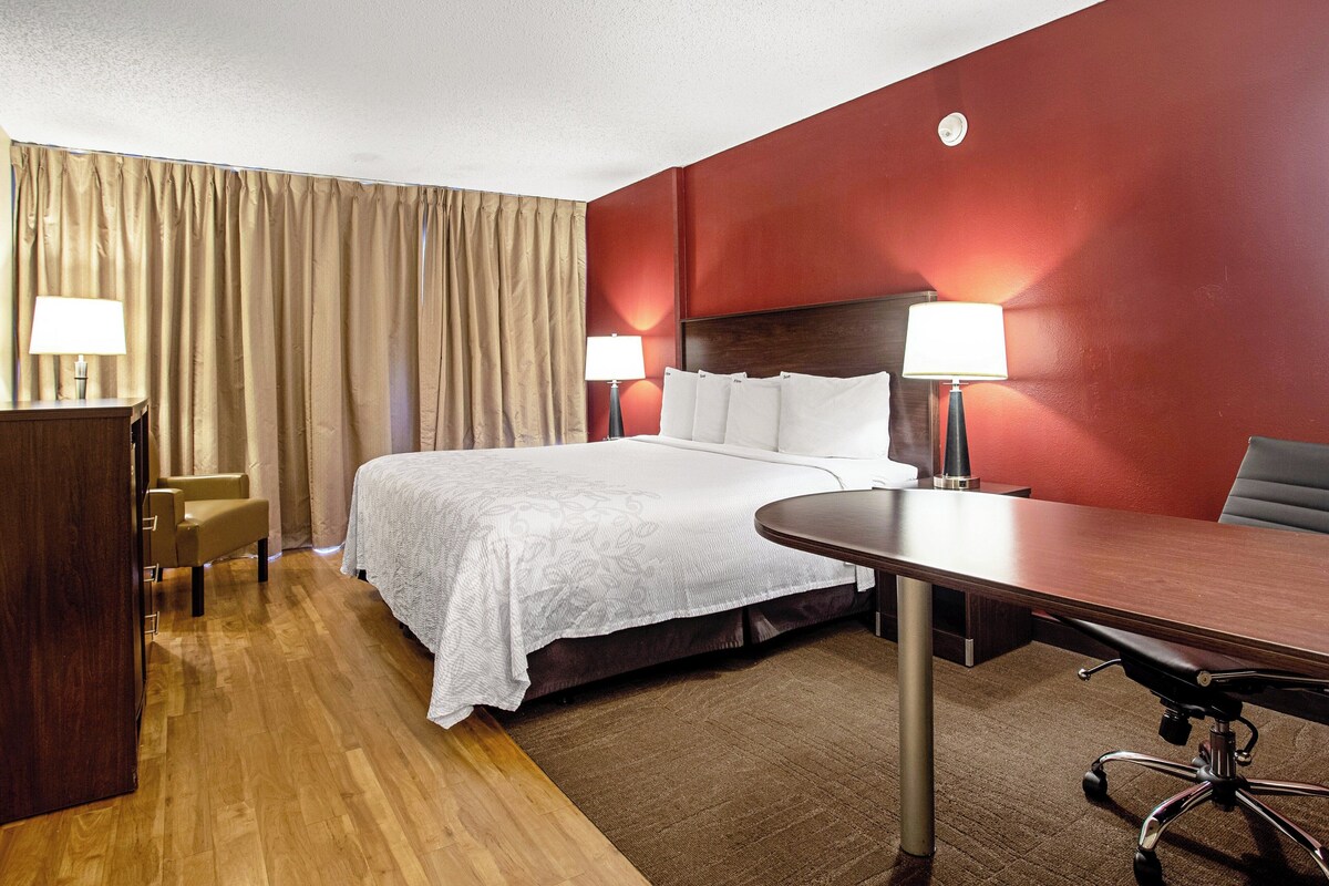 Superior Room, 1 King Bed (Smoke Free) | Desk, laptop workspace, blackout drapes, iron/ironing board