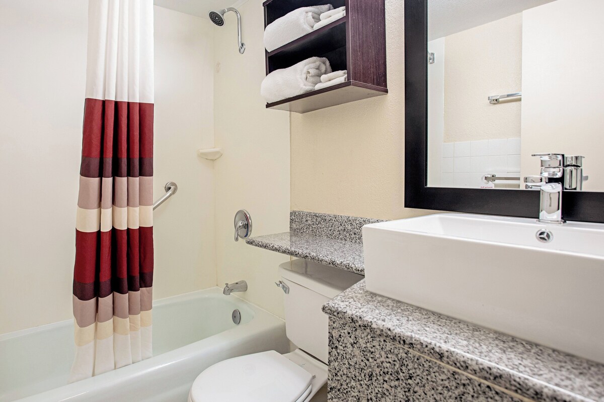 Combined shower/tub, free toiletries, hair dryer, towels