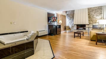 高级房, 1 张特大床, 按摩浴缸 (Loft, Smoke Free) | 办公桌、笔记本电脑工作区、遮光窗帘、熨斗/熨衣板