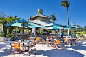 Quầy bar bên hồ bơi