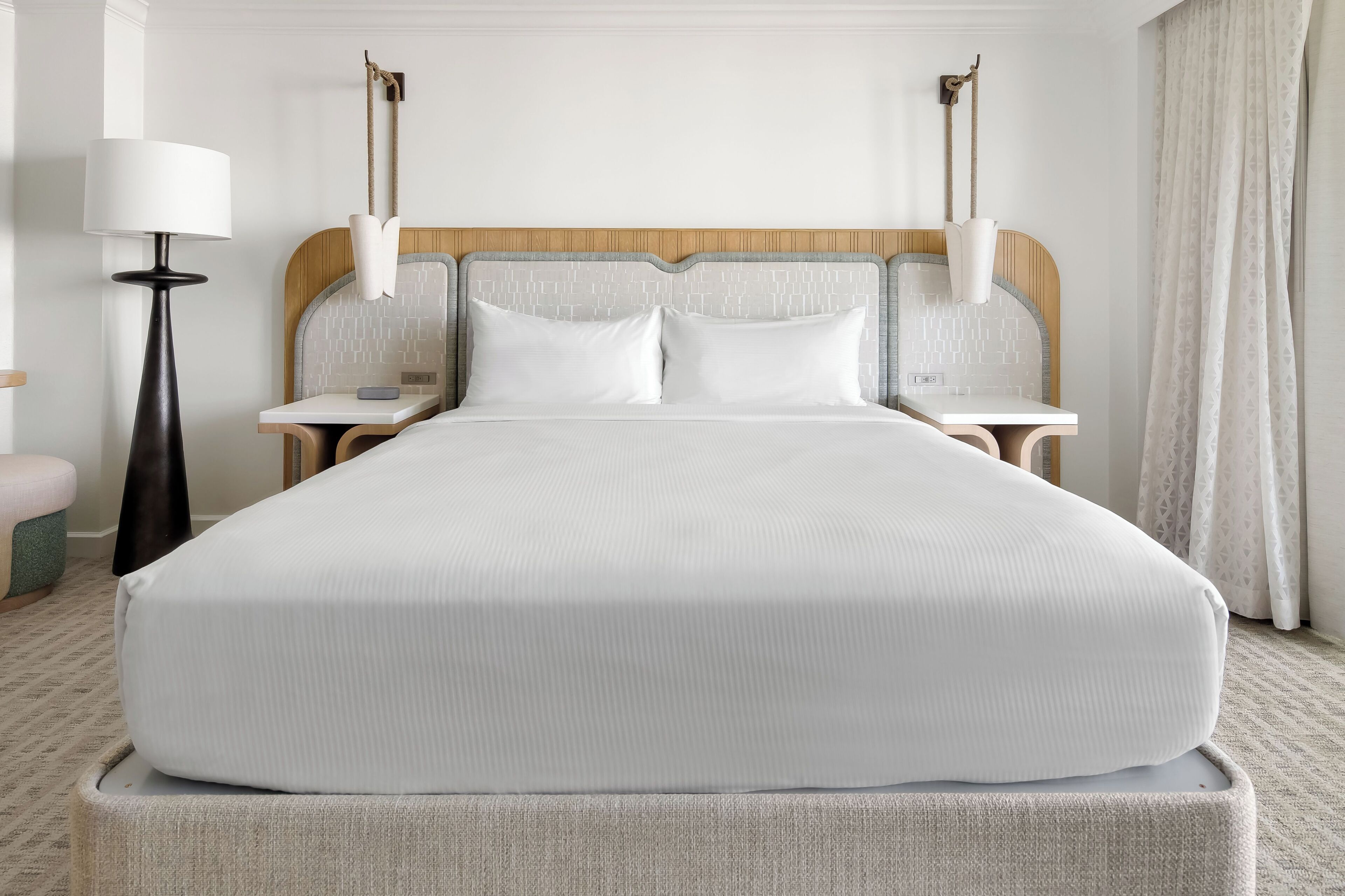 غرفة - سرير ملكي (Coastal View) | أغطية فراش متميزة وخزنة داخل الغرفة ومكتب ومساحة عمل للكمبيوتر المحمول