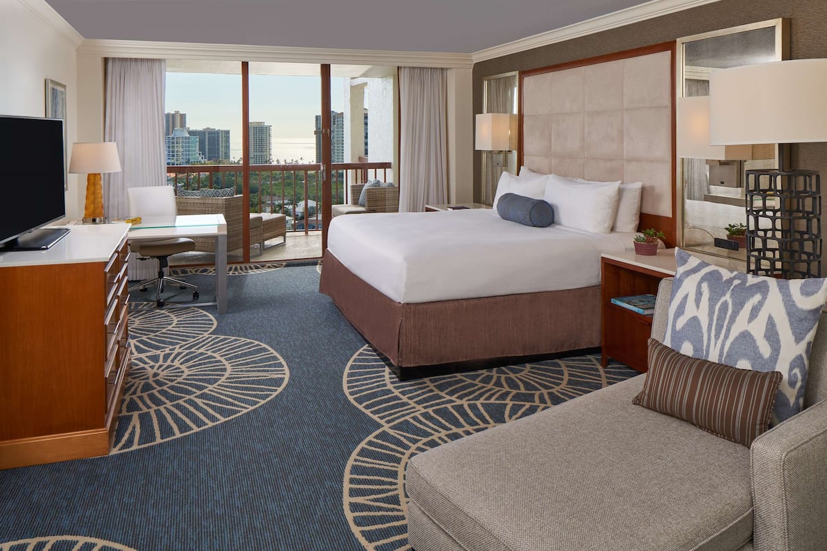 Premium bedding, in-room safe, desk, laptop workspace