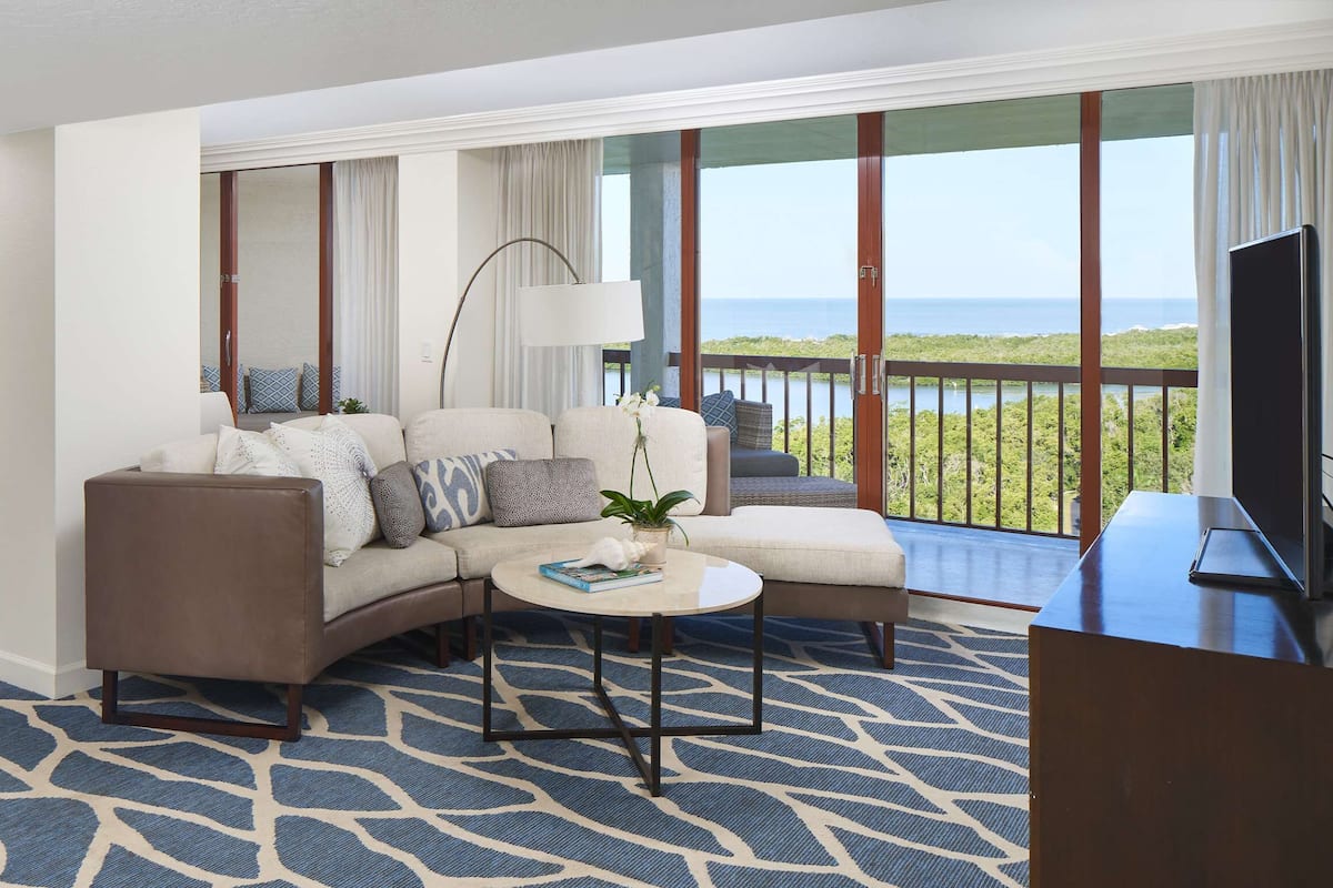Premium bedding, in-room safe, desk, laptop workspace