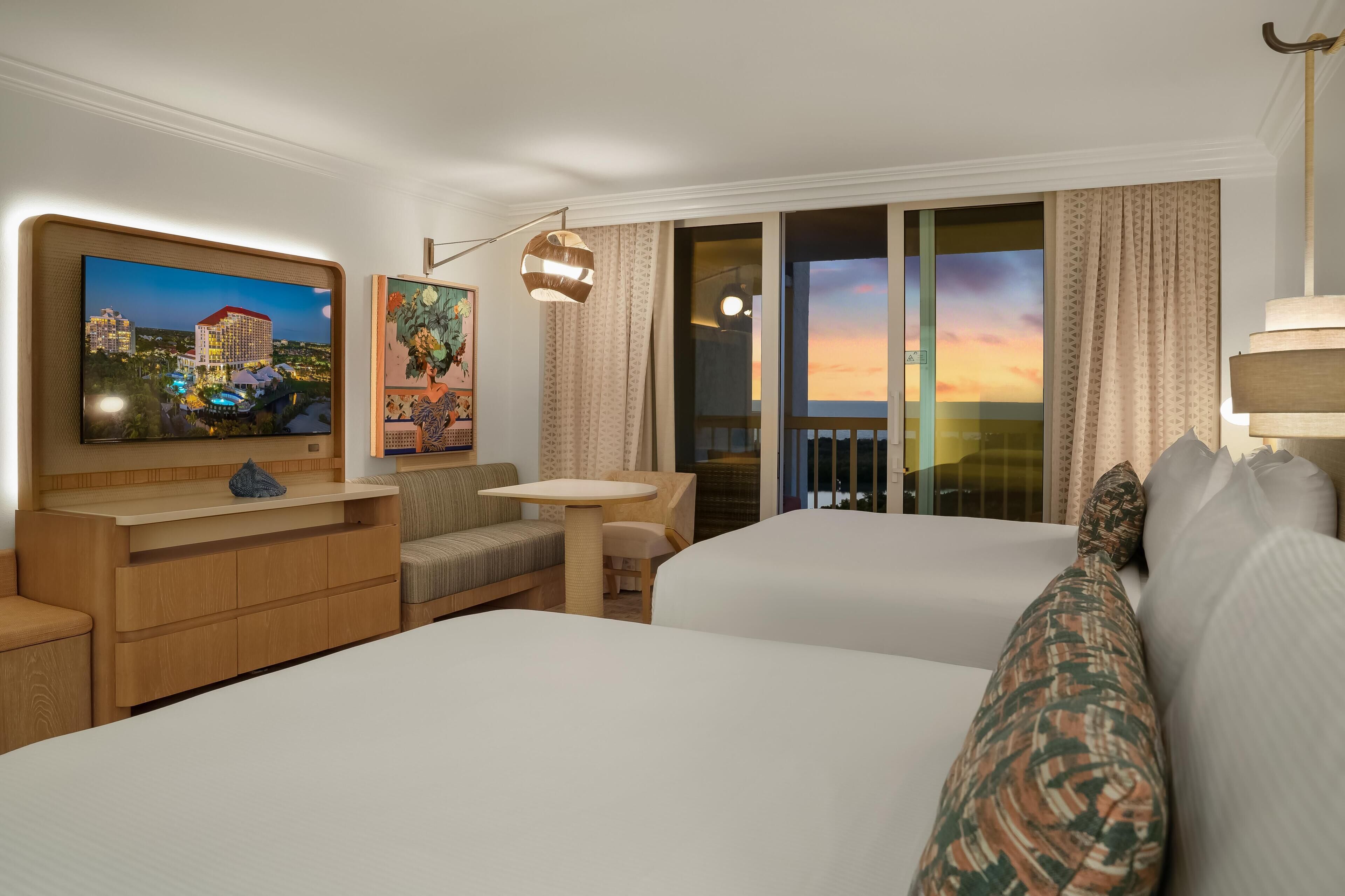 غرفة - سريران كبيران (Gulf View) | أغطية فراش متميزة وخزنة داخل الغرفة ومكتب ومساحة عمل للكمبيوتر المحمول