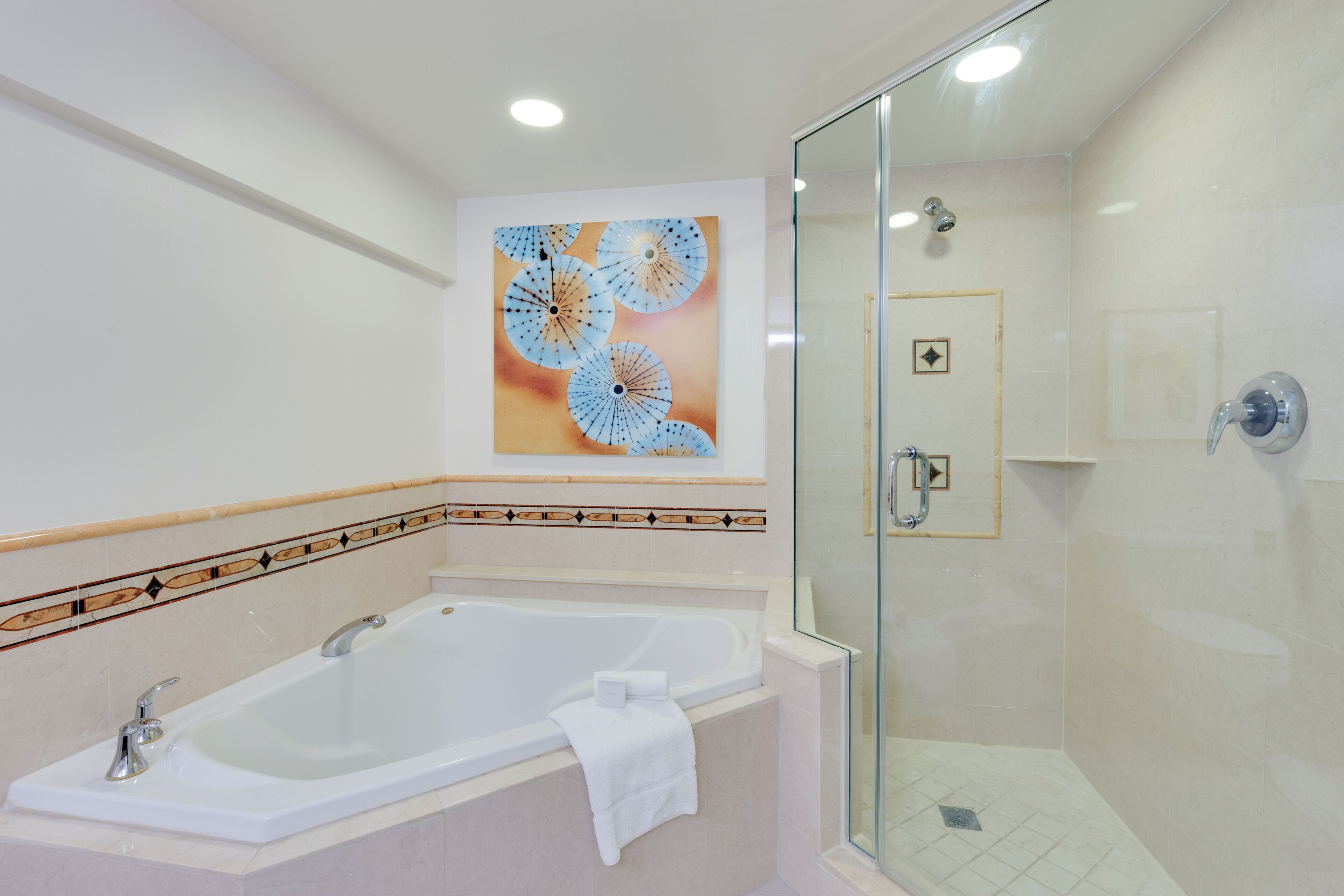 Hochwertige Bettwaren, Zimmersafe, Schreibtisch