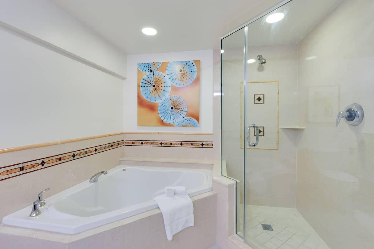 Hochwertige Bettwaren, Zimmersafe, Schreibtisch