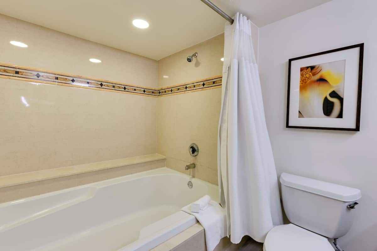 Hochwertige Bettwaren, Zimmersafe, Schreibtisch