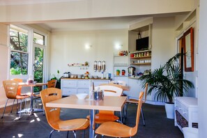 Tägliches kontinentales Frühstück (5 AUD pro Person)