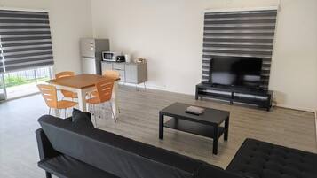 Comfort appartement, 2 slaapkamers, niet-roken | Woonruimte | Een flatscreentelevisie