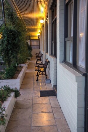Property grounds - Bathurst Explorers Motel (Bathurst)