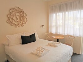 Quarto solteiro standard, 1 cama de casal, para não fumantes | Individualmente mobiliados, cortinas blackout
