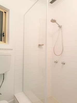 Comfort House, 3 Bedrooms, Non Smoking | Bathroom | Shower, hair dryer, towels, soap