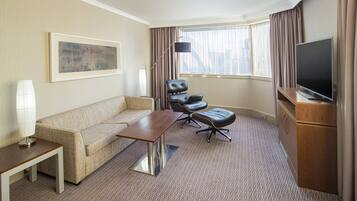 Hypo-allergenic bedding, minibar, in-room safe, desk