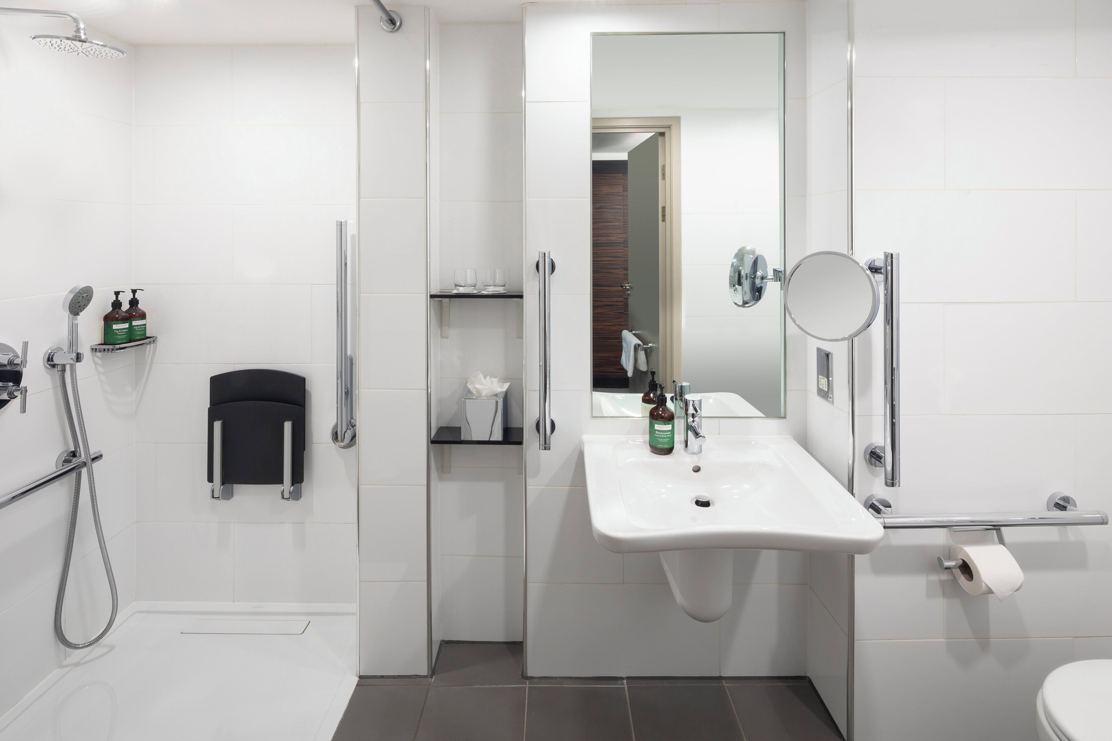 standard room, 1 queen bed, accessible, river view | bathroom | combined shower/bathtub, eco-friendly toiletries, hair dryer, towels