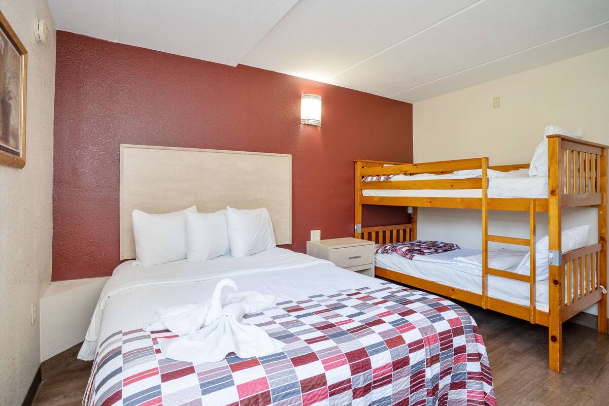 Suite, 2 Bedrooms, Non Smoking (1 Kng & 1 Qun, Bunk Beds, First Floor) | Desk, laptop workspace, blackout curtains, iron/ironing board