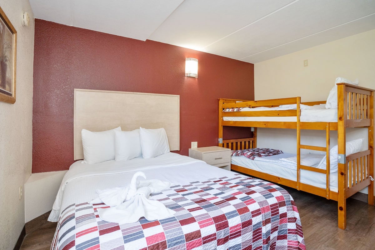 Suite - 2 soveværelser - ikke-ryger (1 Kng & 1 Qun, Bunk Beds, First Floor) | 1 soveværelse, skrivebord, arbejdsområde til bærbare computere