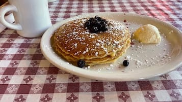 Desayuno con opciones de la cocina local incluido todos los días