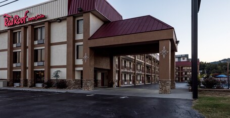 Red Roof Inn Suites Pigeon Forge Parkway - Image 4