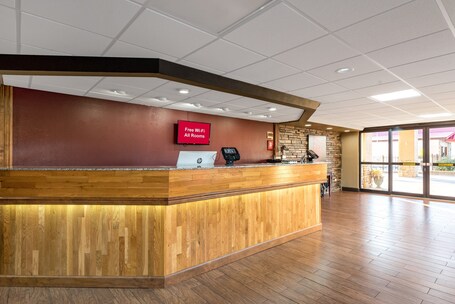 Red Roof Inn Suites Pigeon Forge Parkway - Image 23