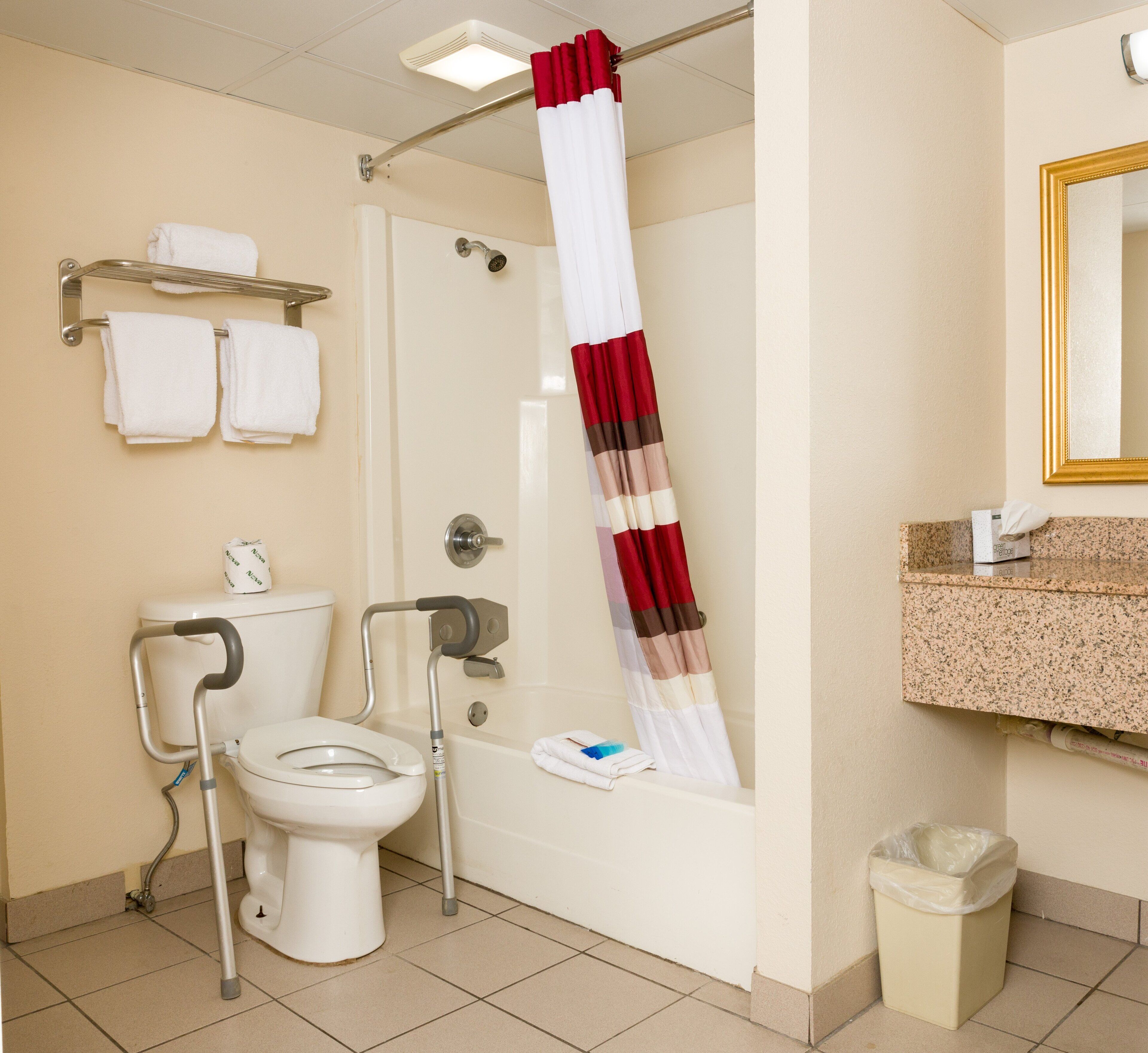 Habitación superior, 1 cama de matrimonio grande, accesible para personas con discapacidad | Baño | Artículos de higiene personal gratuitos, secador de pelo y toallas