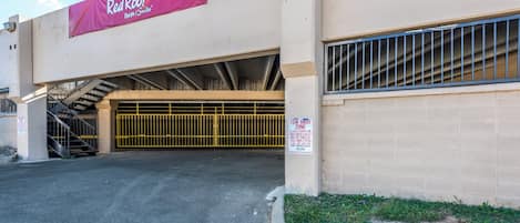 Ein Red Roof Inn & Suites mit Eingang zur überdachten Parkgarage.